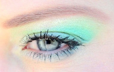 Groen gele make up look afbeelding 3