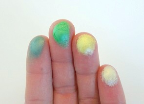 Groen gele make up look swatches