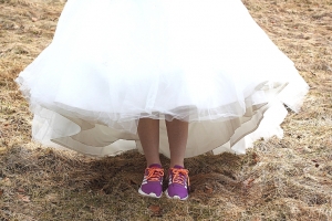 Sneakers passen bij iedere outfit, zelfs onder je trouwjurk!