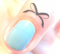 Strikjes tattoos op de nagelriemen van Catrice