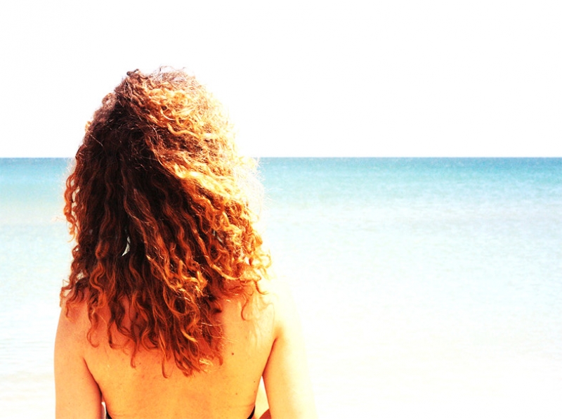 Hoe bescherm je je haar tegen zon, zee en chloor?
