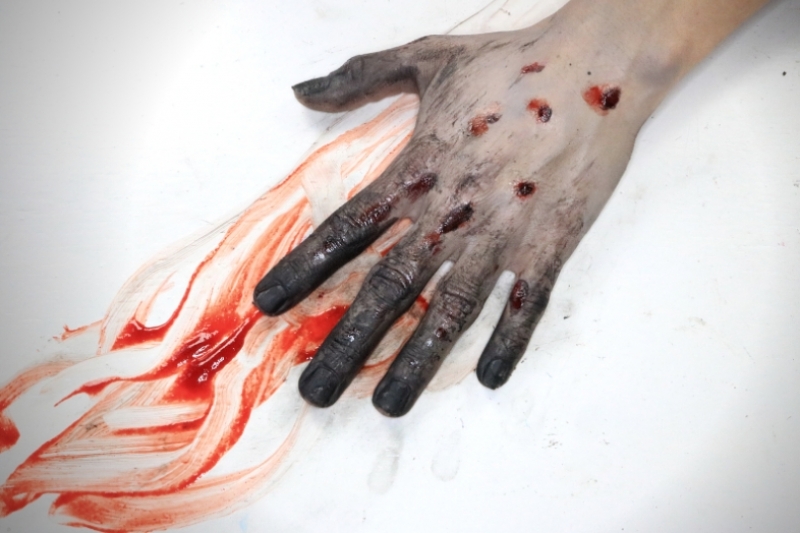 Hoe maak je een enge zombie hand?
