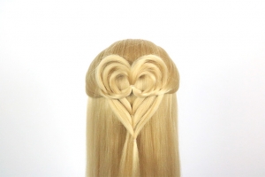 Het haar half opsteken in hart vorm met Valentijnsdag!